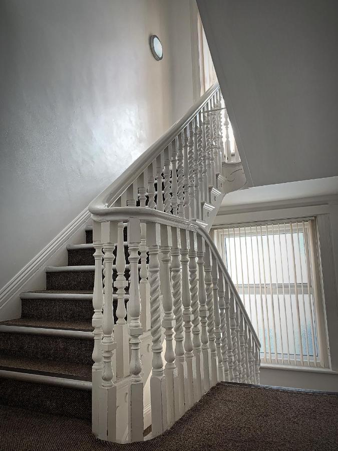 Bournemouth Beachfront Retreat 3 Bedroom 3 Bathroom Seaside B&B With Free Parking Bagian luar foto