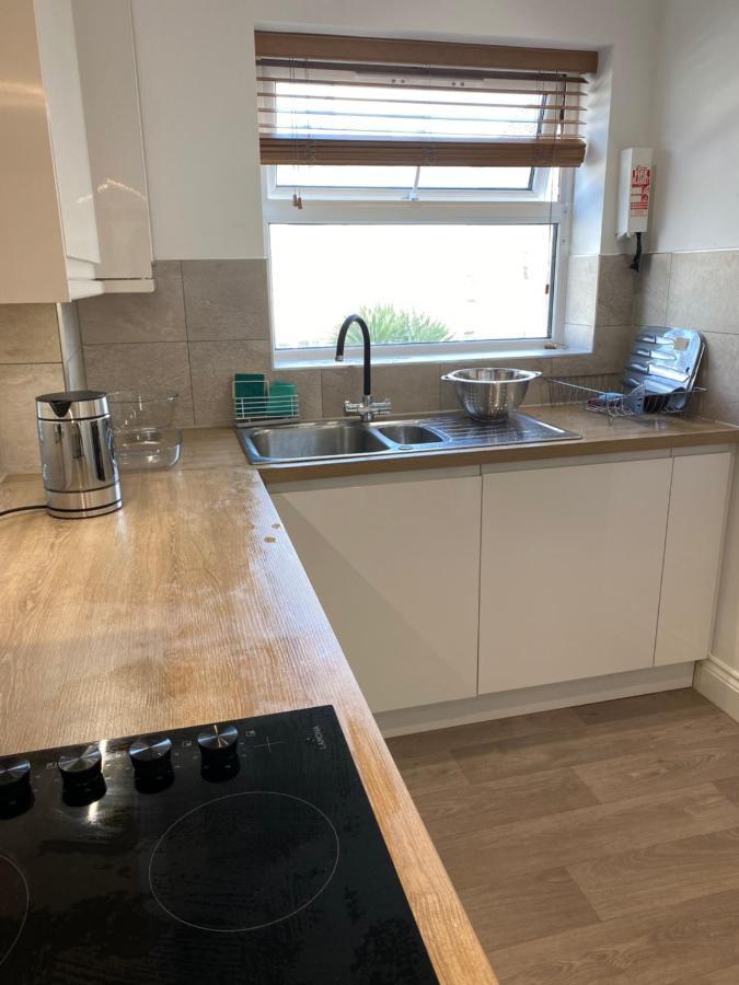 Bournemouth Beachfront Retreat 3 Bedroom 3 Bathroom Seaside B&B With Free Parking Bagian luar foto