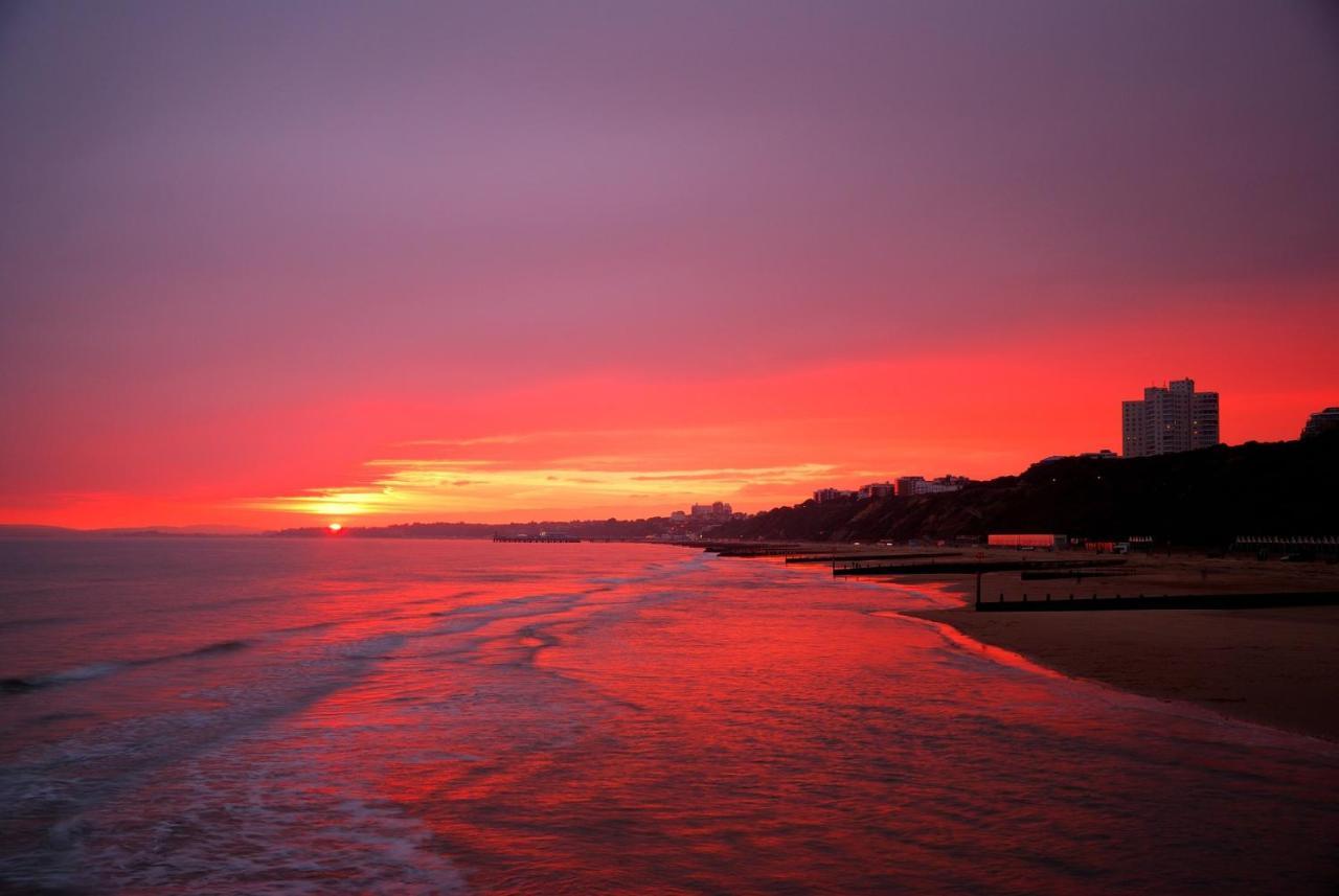 Bournemouth Beachfront Retreat 3 Bedroom 3 Bathroom Seaside B&B With Free Parking Bagian luar foto