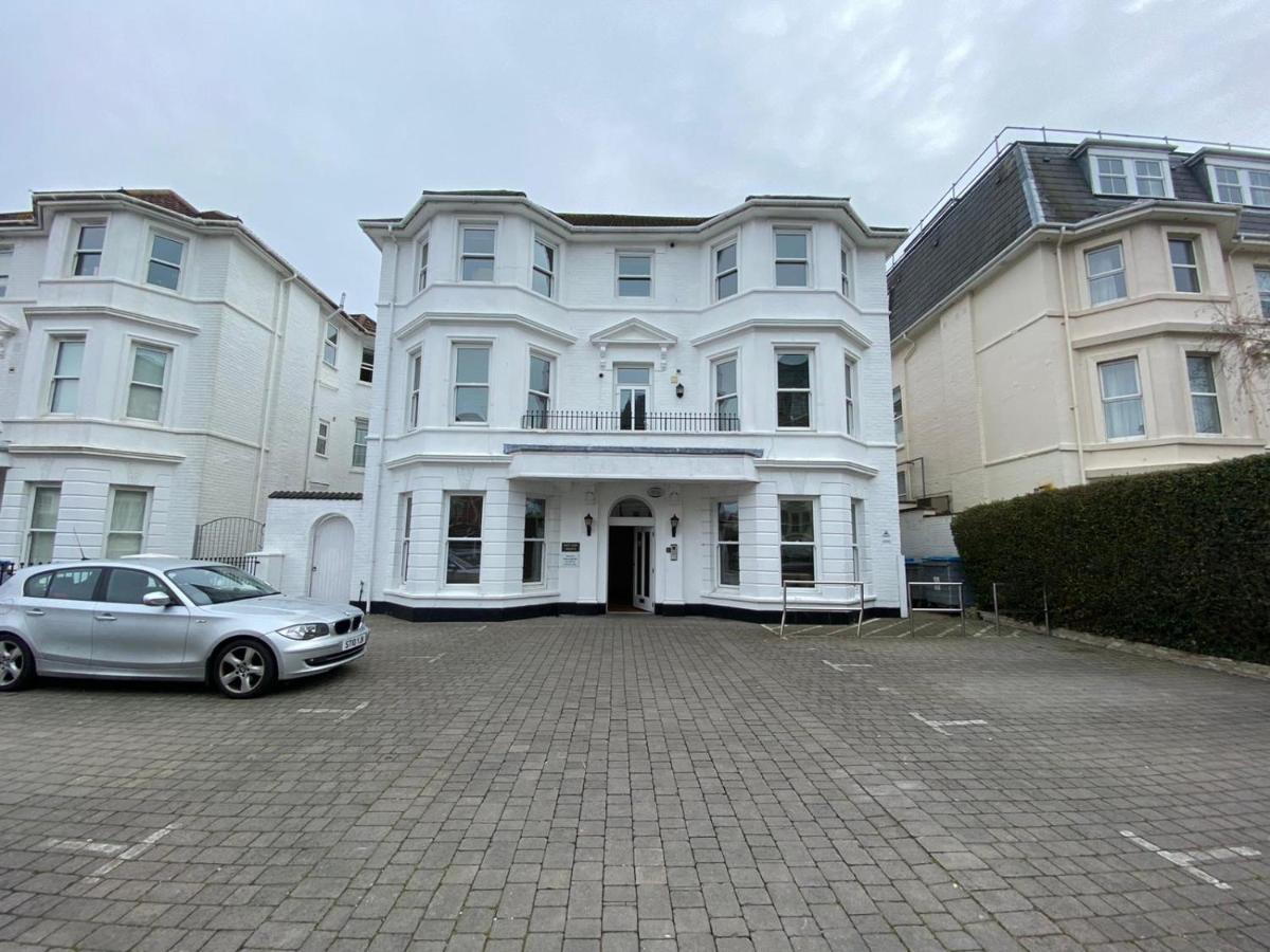 Bournemouth Beachfront Retreat 3 Bedroom 3 Bathroom Seaside B&B With Free Parking Bagian luar foto
