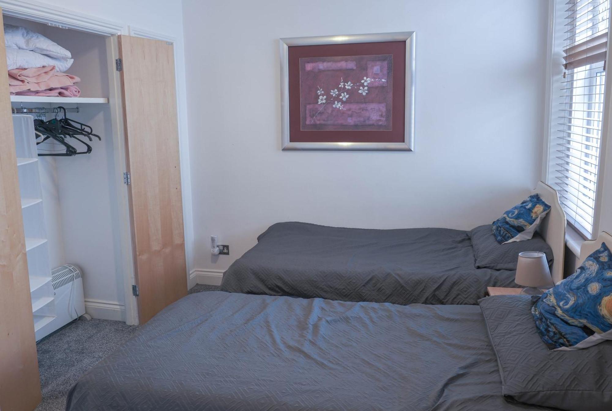Bournemouth Beachfront Retreat 3 Bedroom 3 Bathroom Seaside B&B With Free Parking Bagian luar foto