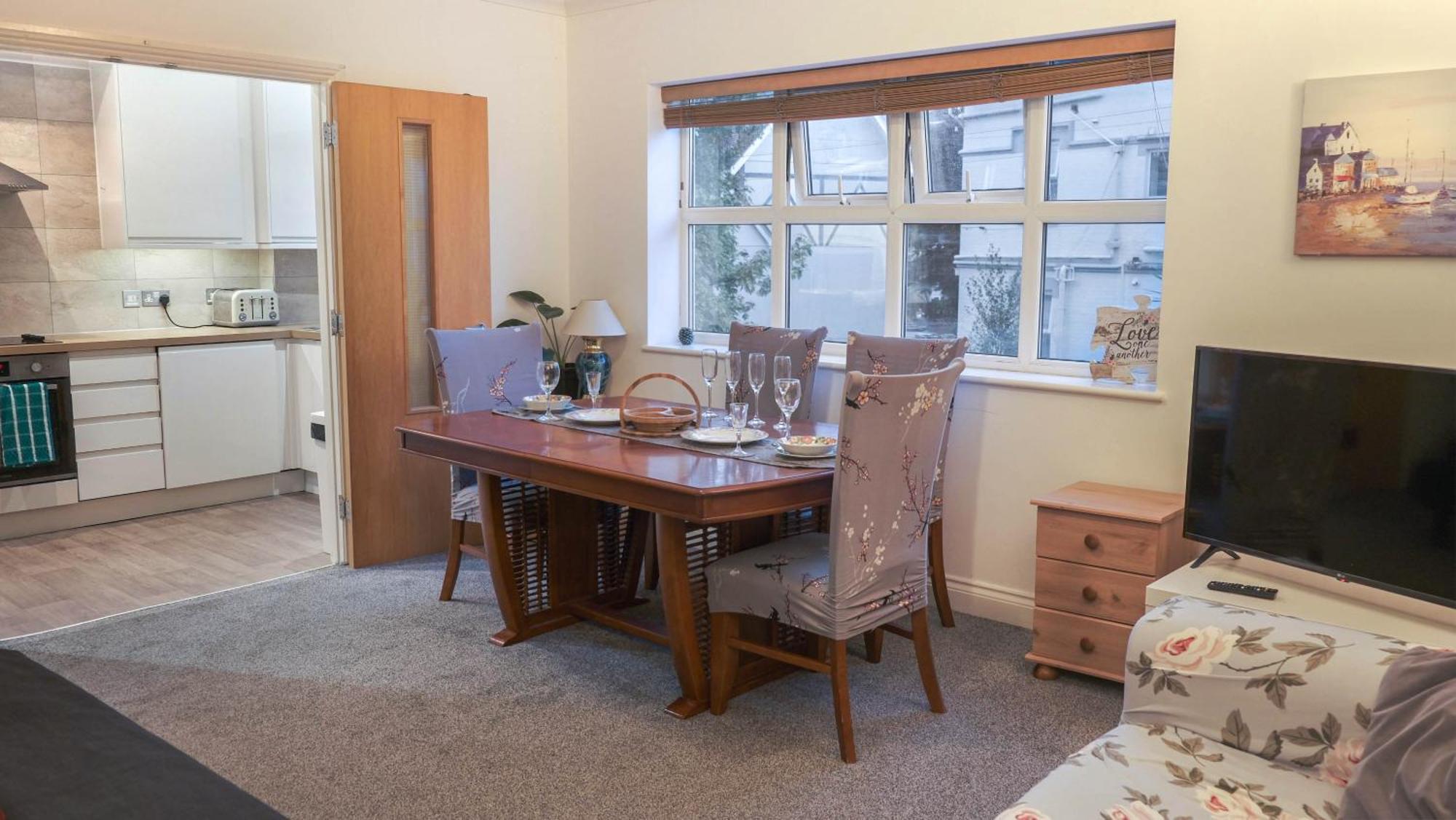 Bournemouth Beachfront Retreat 3 Bedroom 3 Bathroom Seaside B&B With Free Parking Bagian luar foto
