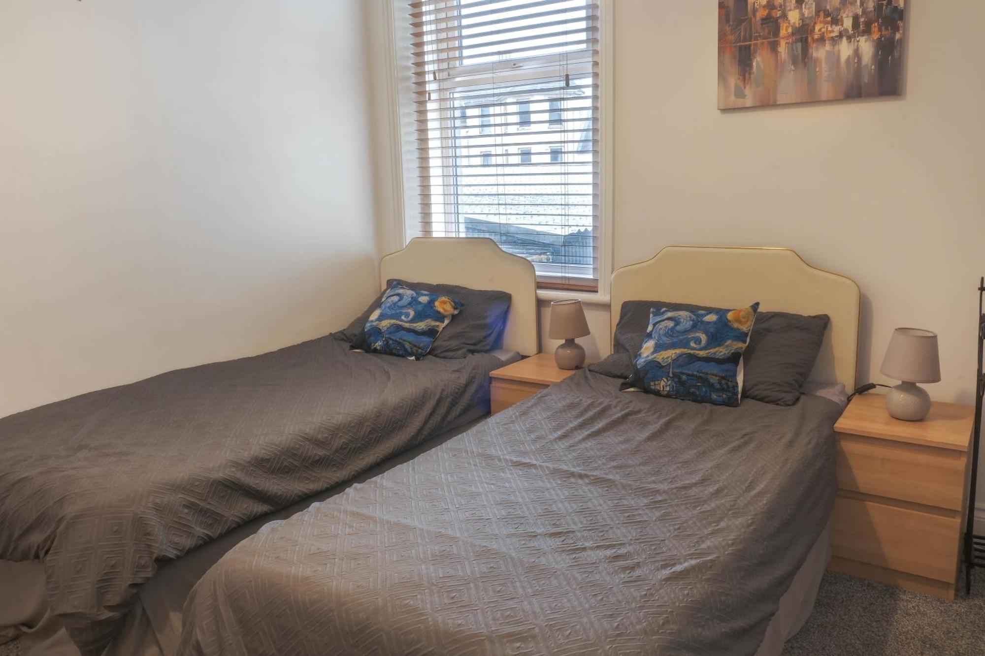 Bournemouth Beachfront Retreat 3 Bedroom 3 Bathroom Seaside B&B With Free Parking Bagian luar foto
