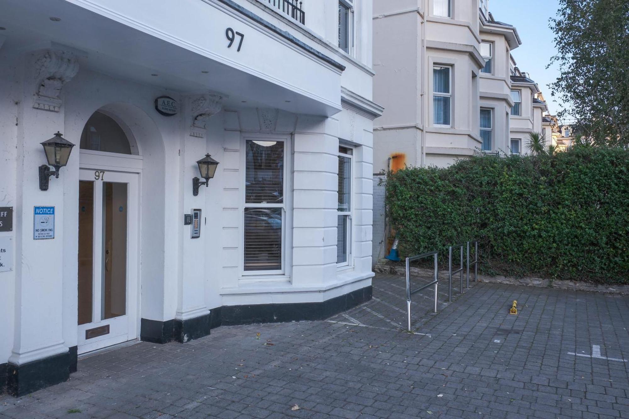 Bournemouth Beachfront Retreat 3 Bedroom 3 Bathroom Seaside B&B With Free Parking Bagian luar foto