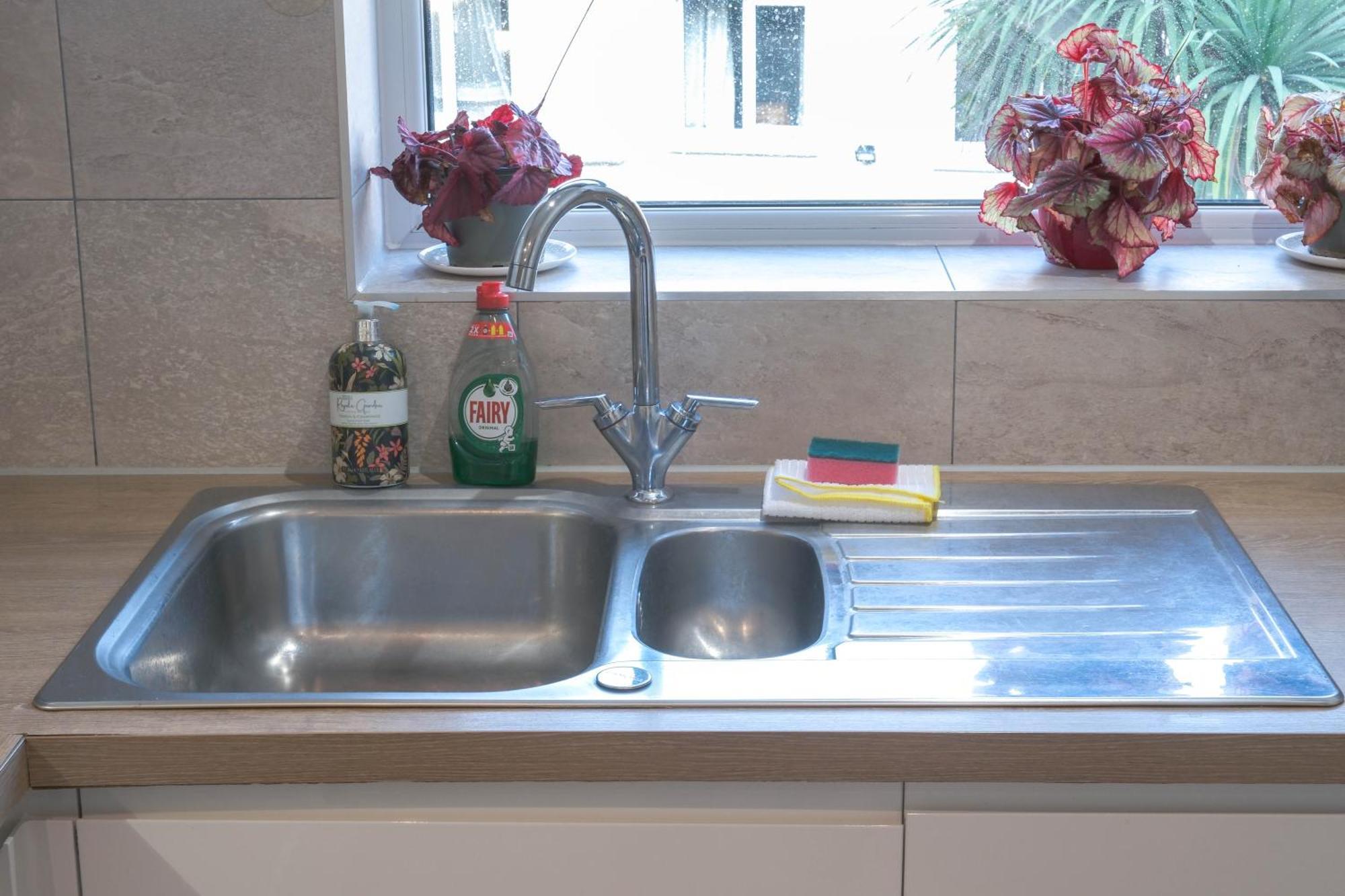 Bournemouth Beachfront Retreat 3 Bedroom 3 Bathroom Seaside B&B With Free Parking Bagian luar foto