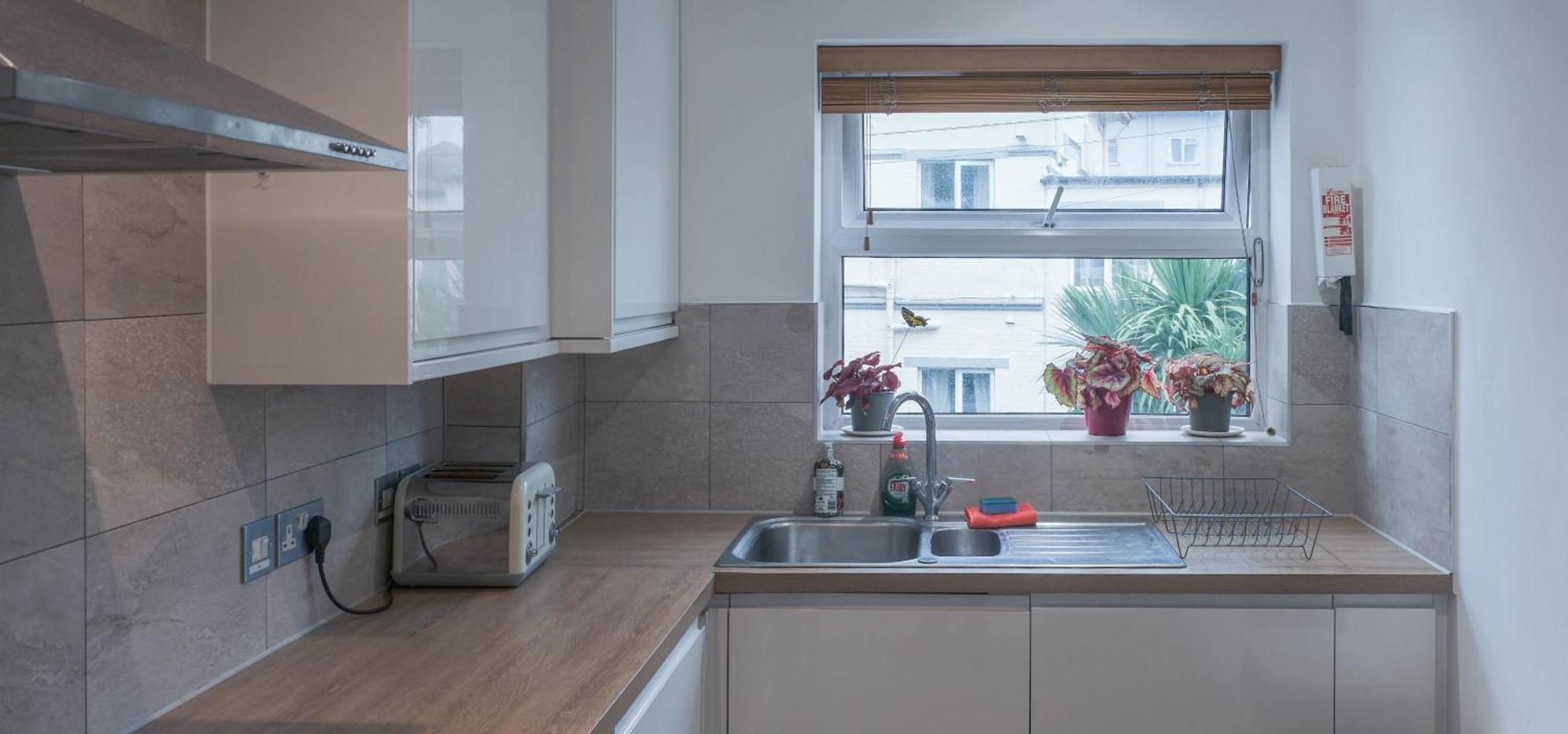 Bournemouth Beachfront Retreat 3 Bedroom 3 Bathroom Seaside B&B With Free Parking Bagian luar foto