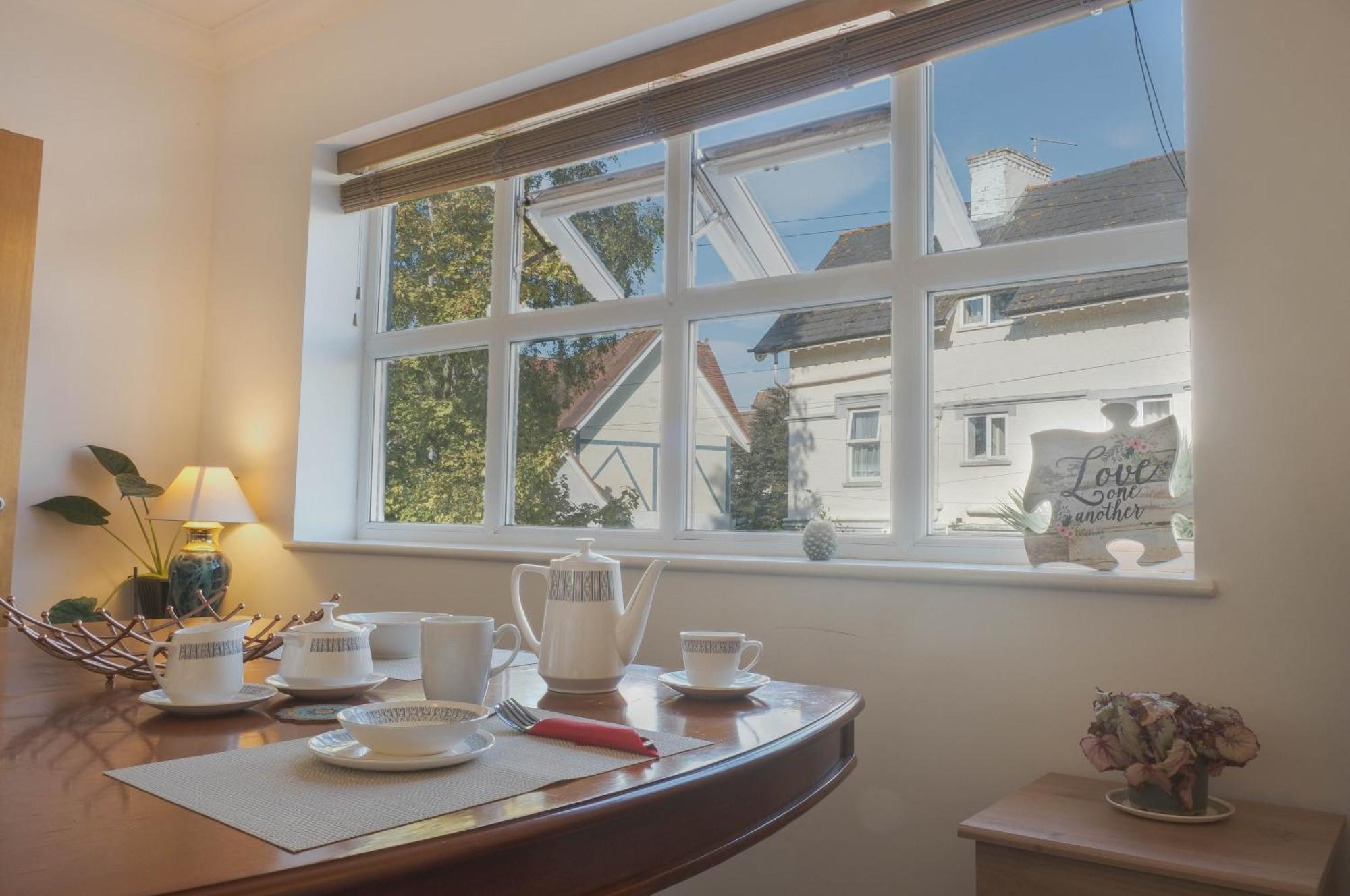 Bournemouth Beachfront Retreat 3 Bedroom 3 Bathroom Seaside B&B With Free Parking Bagian luar foto