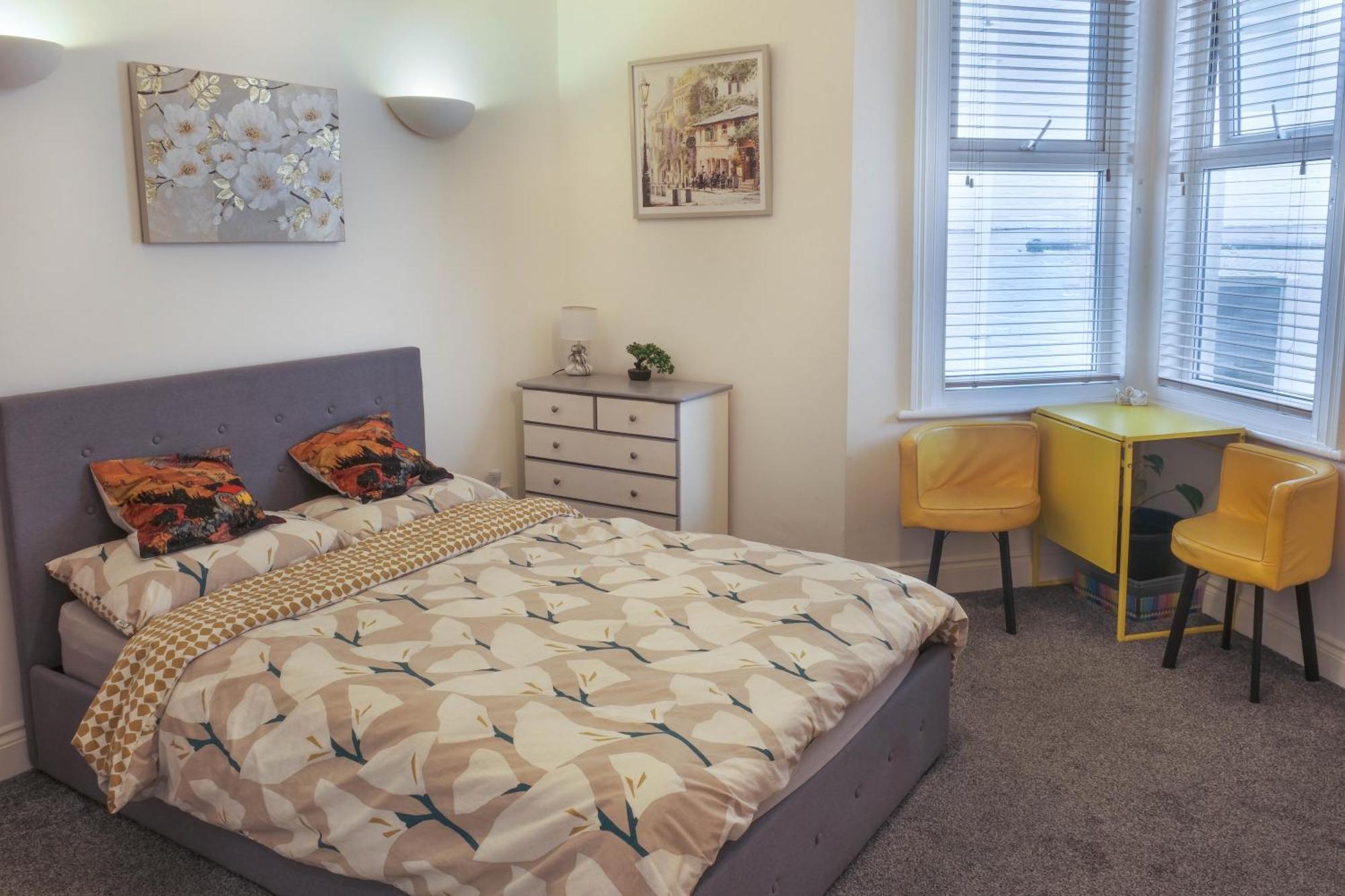 Bournemouth Beachfront Retreat 3 Bedroom 3 Bathroom Seaside B&B With Free Parking Bagian luar foto